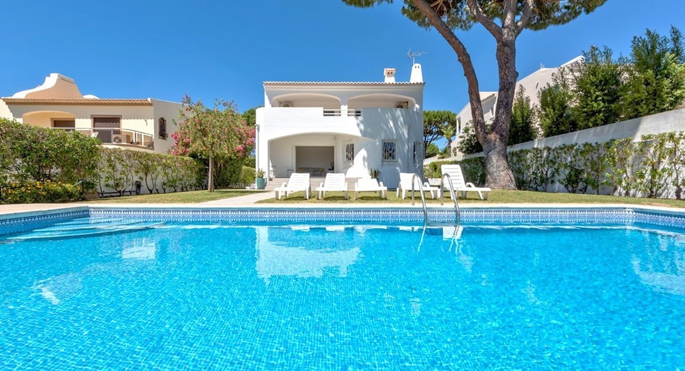 Old Village Area, Your Perfect Vilamoura Getaway, Private Pool, AC & Wifi