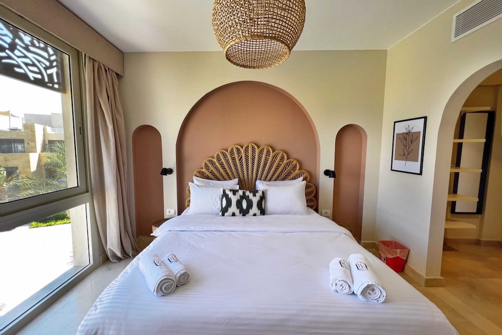 Xuru Stays I Exotic 1bdr w/ Outdoor Terrace Pool & Beach Access
