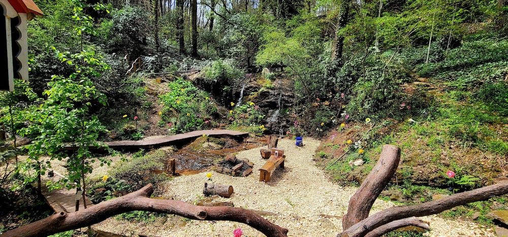 Bear Creek Lodge and Cabins in Helen Ga - Pet Friendly, River on Property, Walking Distance to downtown Helen