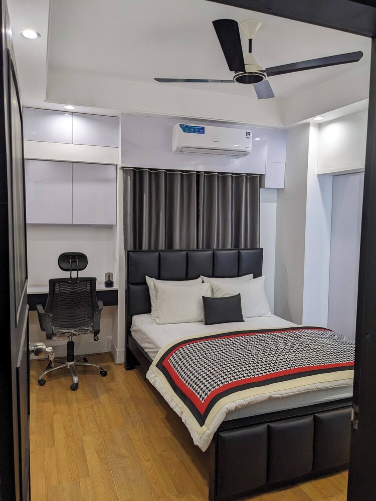 Minimalist Apt at DAC Intl Airport Msg to Avail Special Offer for Flight Catcher