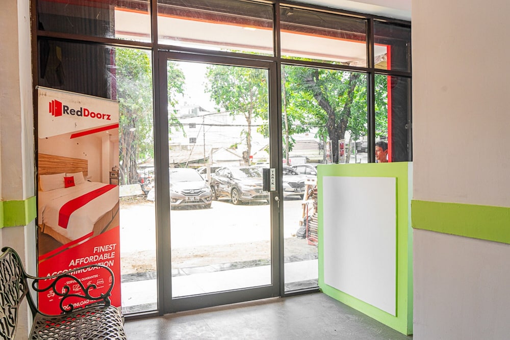 RedDoorz near Pecenongan 2 view 2