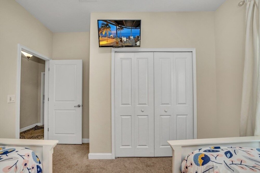 Amazing Story Lake Town Home Sleeps 11 5 Bedroom Townhouse by Redawning - Image 4