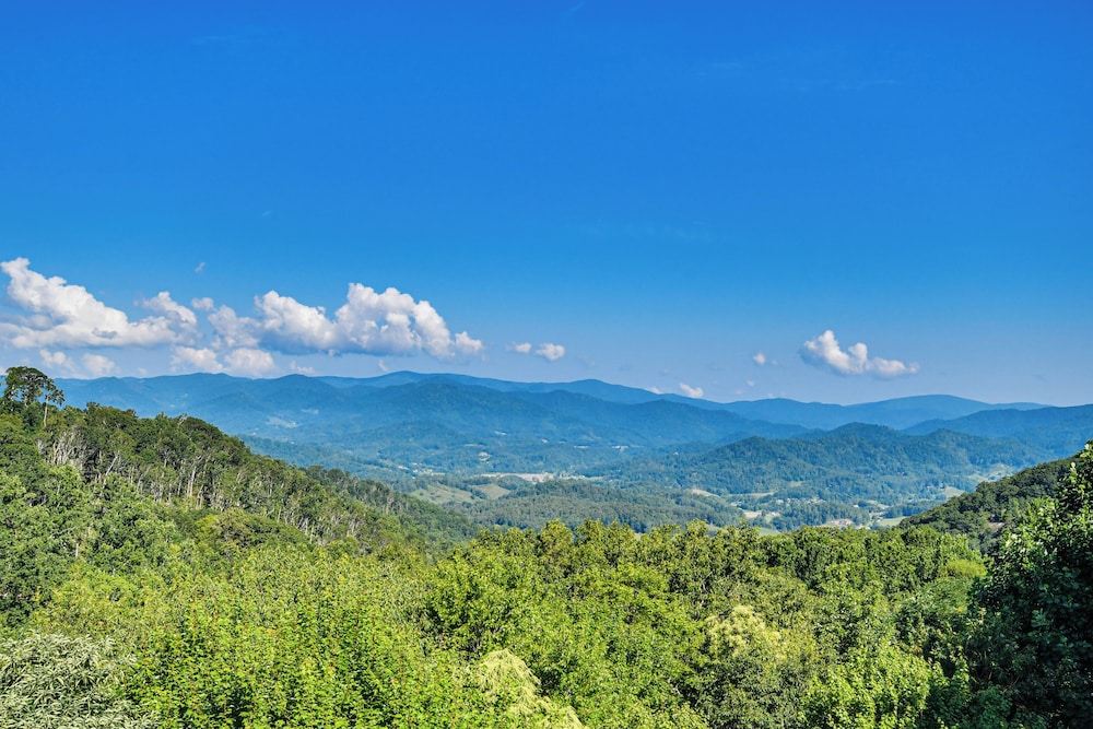 Condo w/ Private Balcony 6 Mi to Pisgah NF!