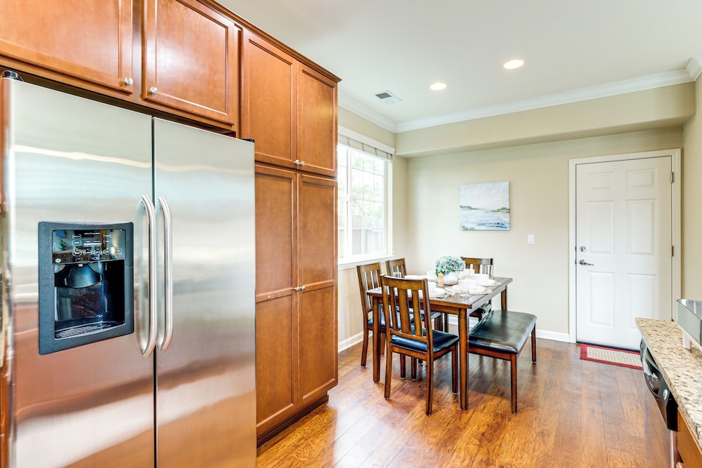 6 Mi to Dtwn Reno: Mtn-view Retreat w/ Fireplace!