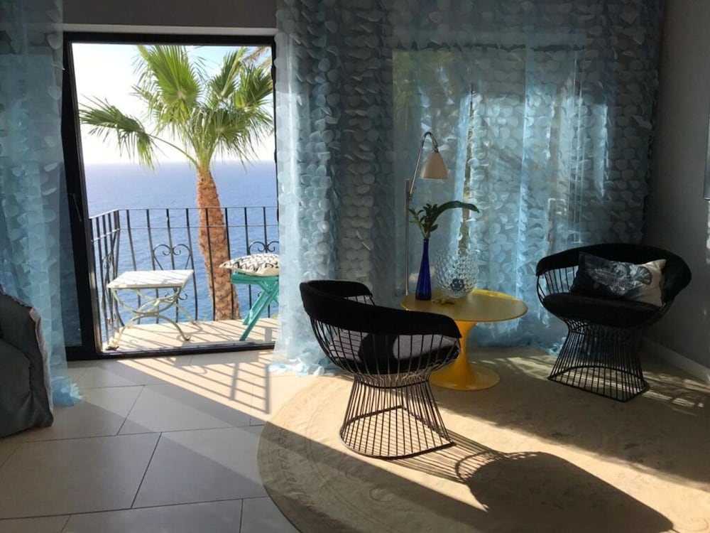 Luxurious Ocean Front Holiday Home