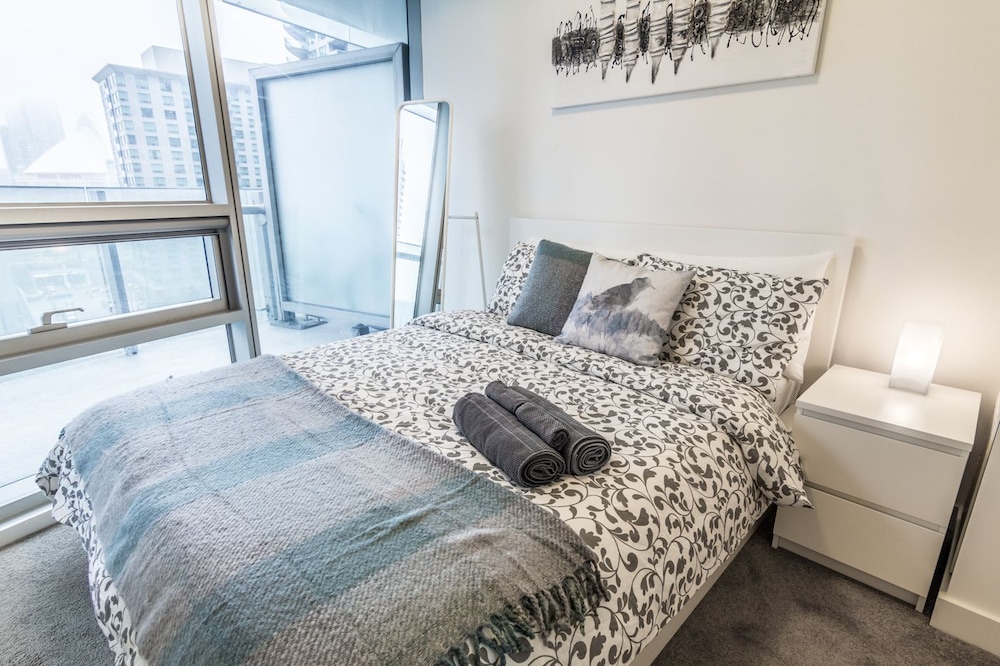 AOC Suites 2 Bedroom Condo, City CN Tower View - Image 2