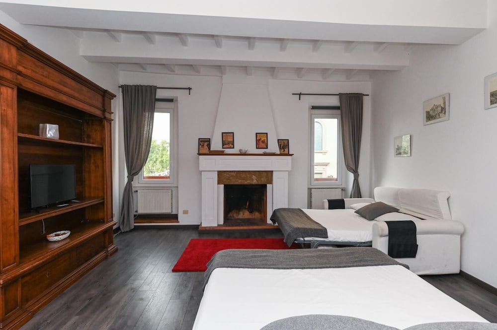 Gorgeous Trastevere Loft On The River
