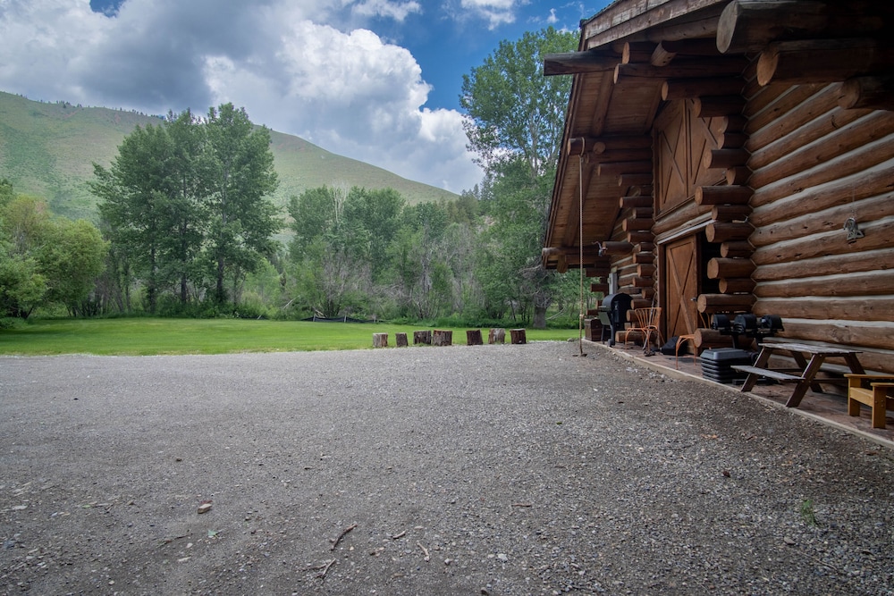 The Barn on Warm Springs Creek - 9 Riverfront Acres