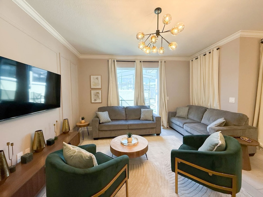 Contemporary Townhouse w Pool BBQ Sleeps 12