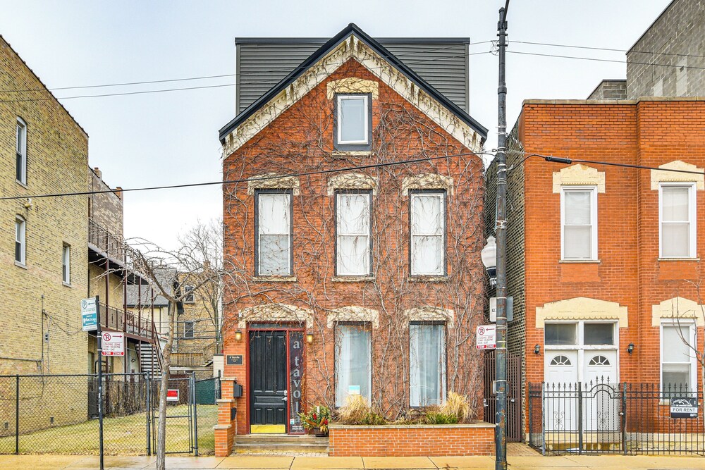 5 Mi to Dtwn: Ukrainian Village Apartment!