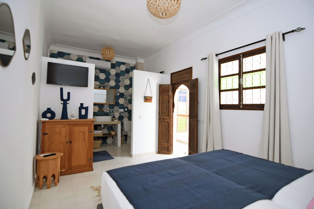 Riad Larbi Khalis
