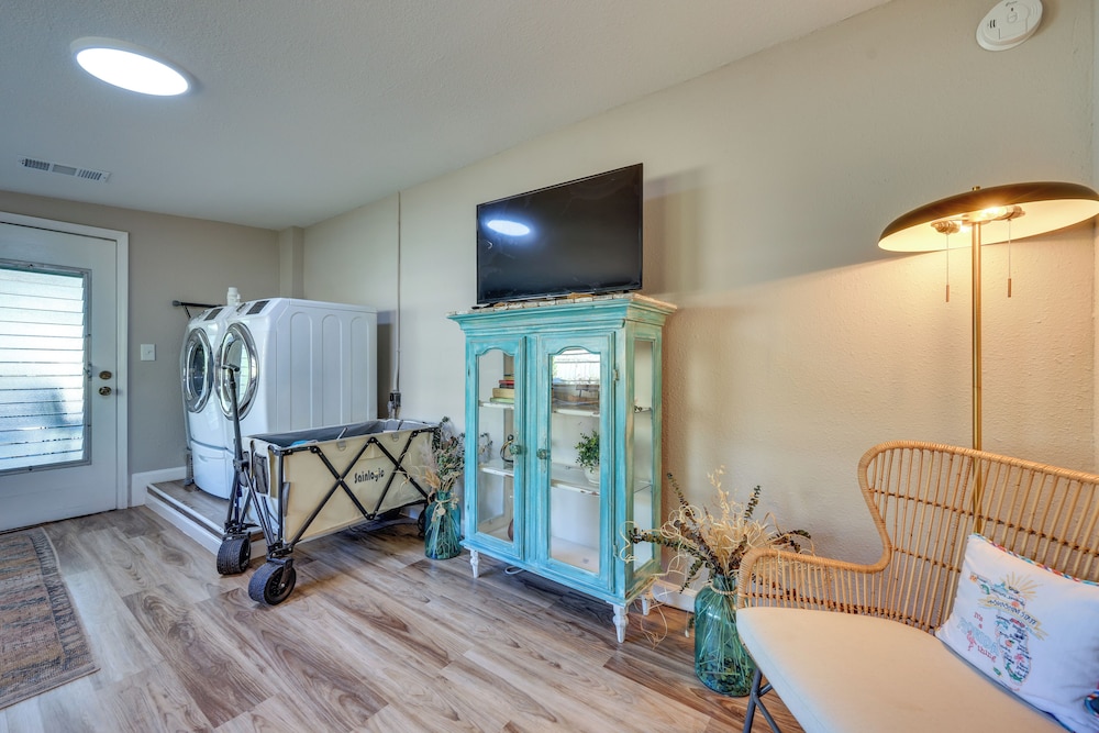 5 Blocks to Jax Beach: Getaway w/ Patio & Yard!