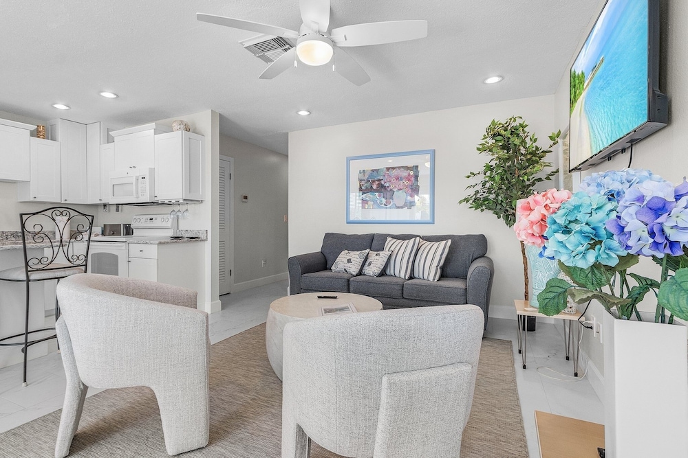 21591/3 Waterfront Duplex With Pool And Spa - Manor 4 Bedroom Home