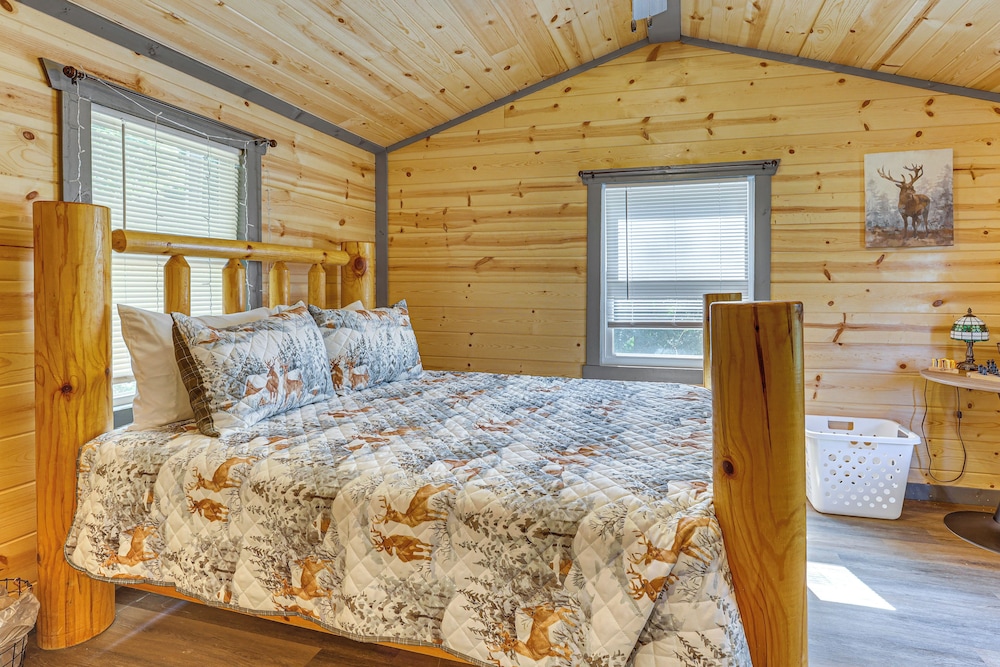 Charming Couples Cabin on 40 Acres in Zanesville