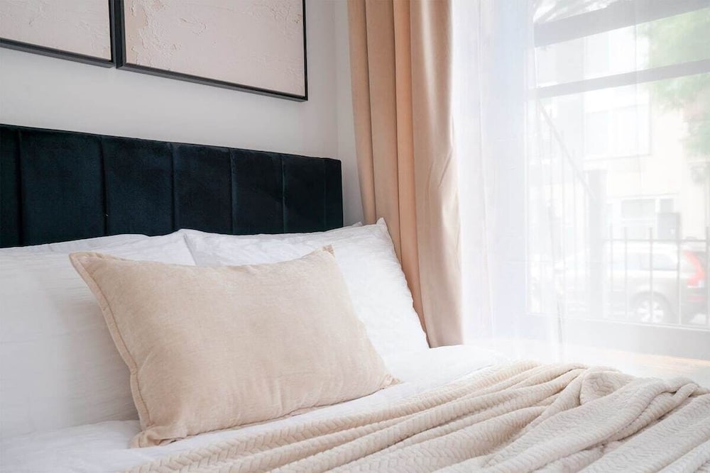 48 Midtown West Apt