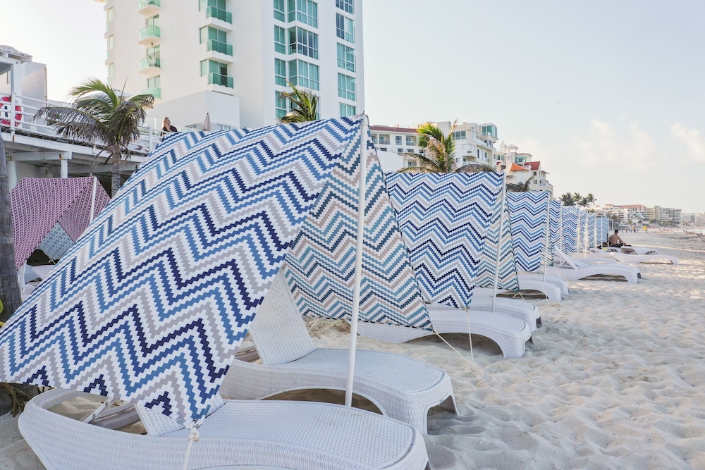 CHIC- Newly Renovated 1 BDR at the best beach