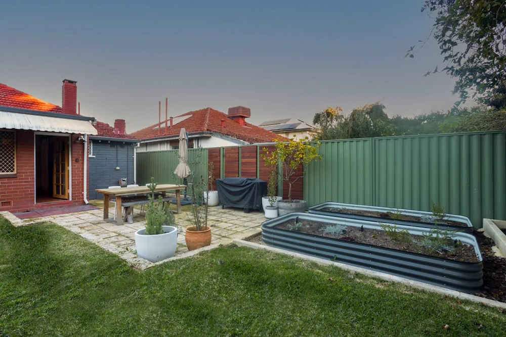 Beautiful 3BR Family Home With Backyard and BBQ