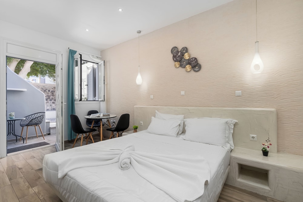 Oasis Suites Fira