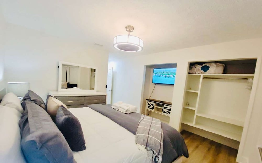 Stunning 4BD Jacuzzi - 4 Min To Beach Panama City