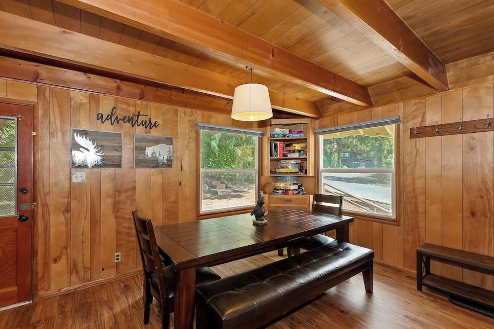 Sunshine Cabin Cozy 2-Story Getaway