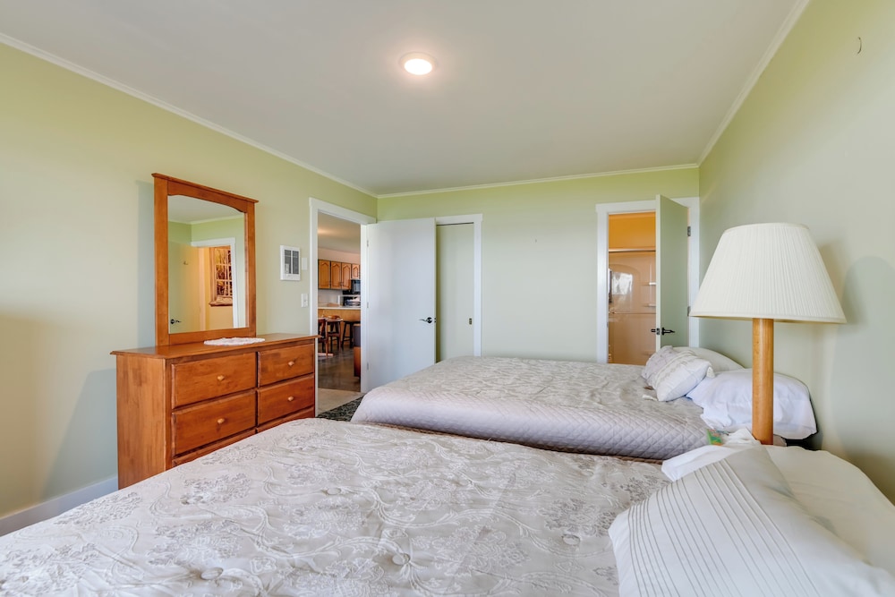 Community Boat Dock: Lake Memphremagog Condo!