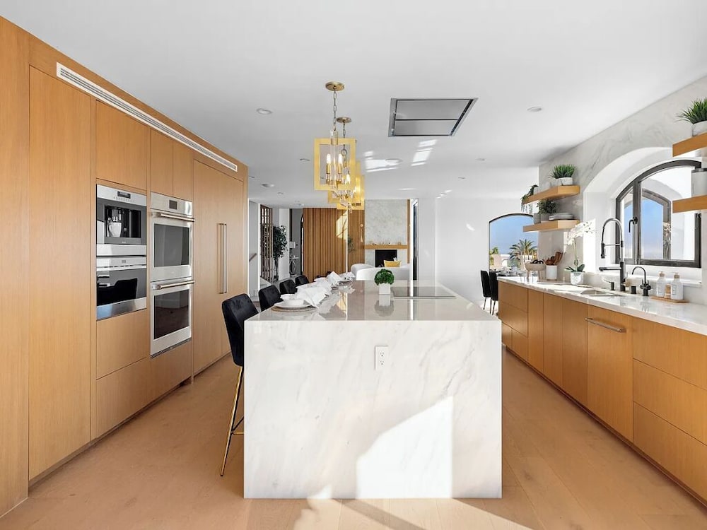 Villa Costera - Tree-lined Tranquility: 3-level Entertainer's Dream