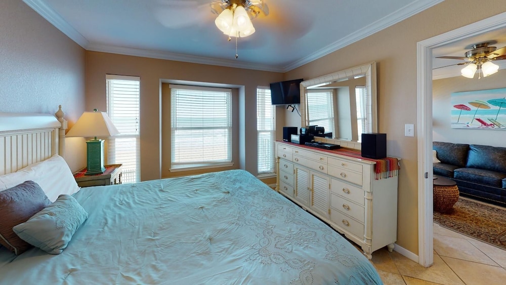 Seascape 2113 2 Bedroom Condo by RedAwning