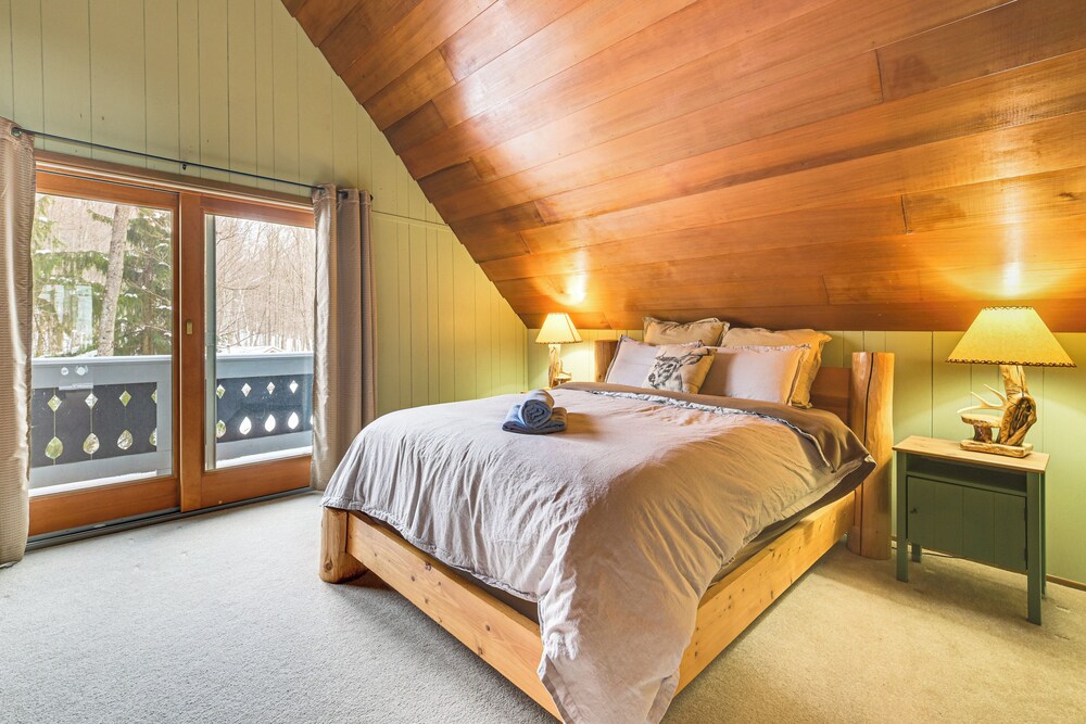 2 Mi to Schuss Mountain: Cozy Cabin w/ Deck