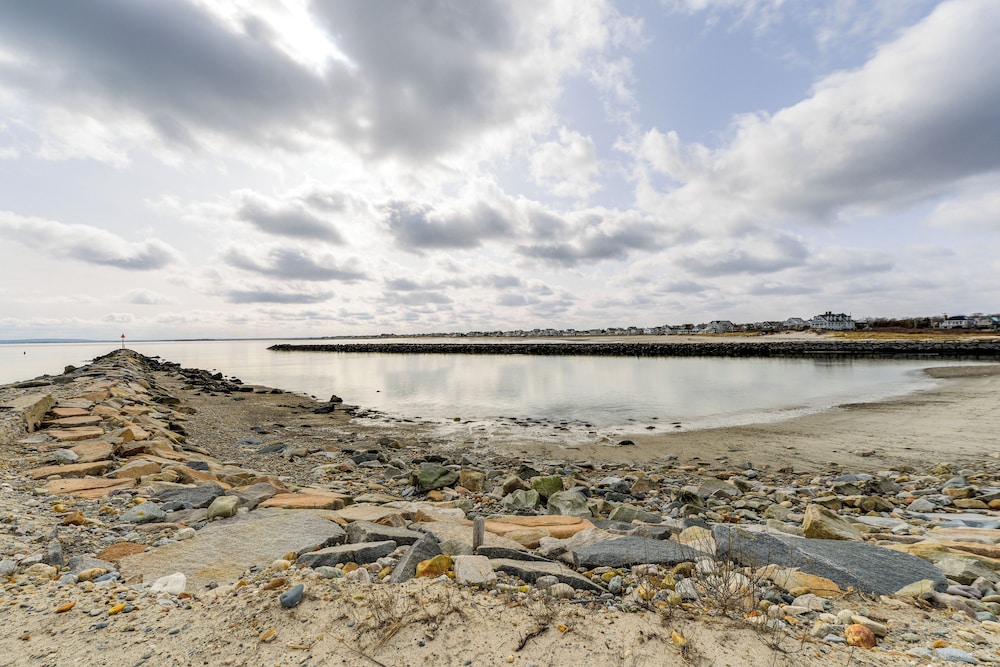 Marshfield Home w/ 4 Decks & Private Beach Access!