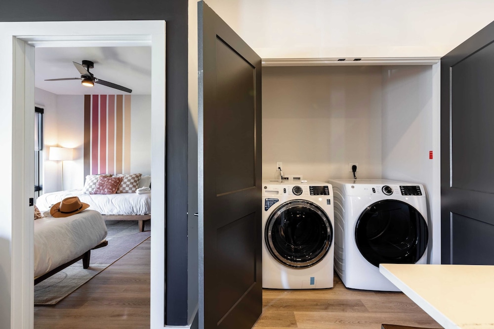 Sleeps 24 4 Modern Midtown Apartments w/ Gym + Pool Walkable to Shops & Eats