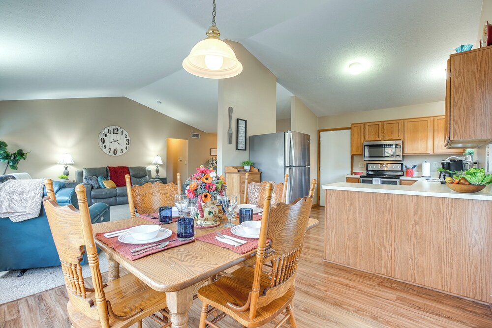 17 Mi to Columbus: Pickerington Home w/ Fire Pit!
