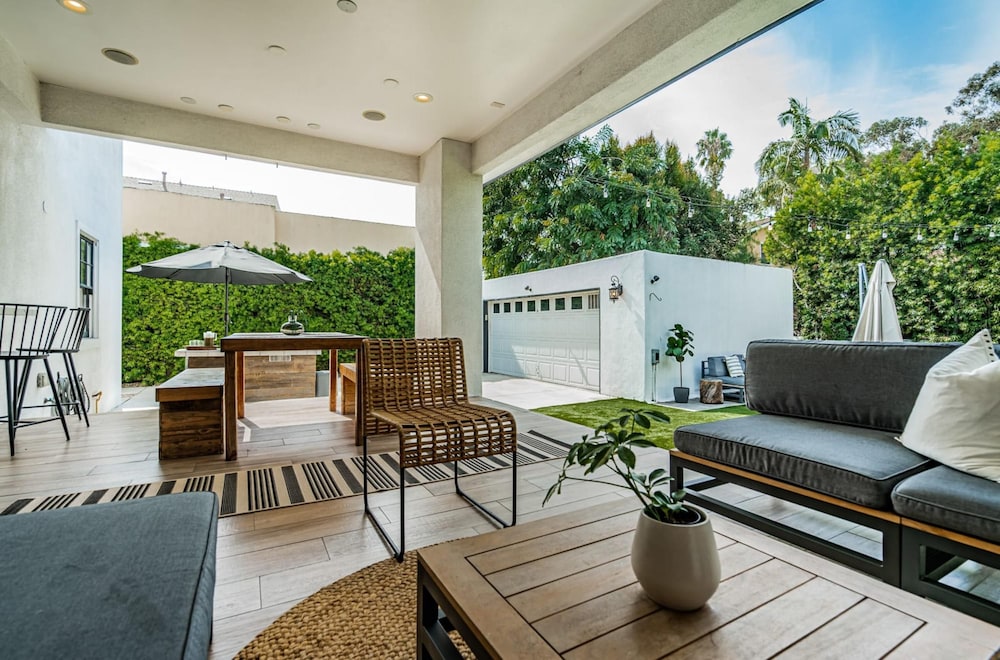Spacious 5 BR Near Heart of South Park