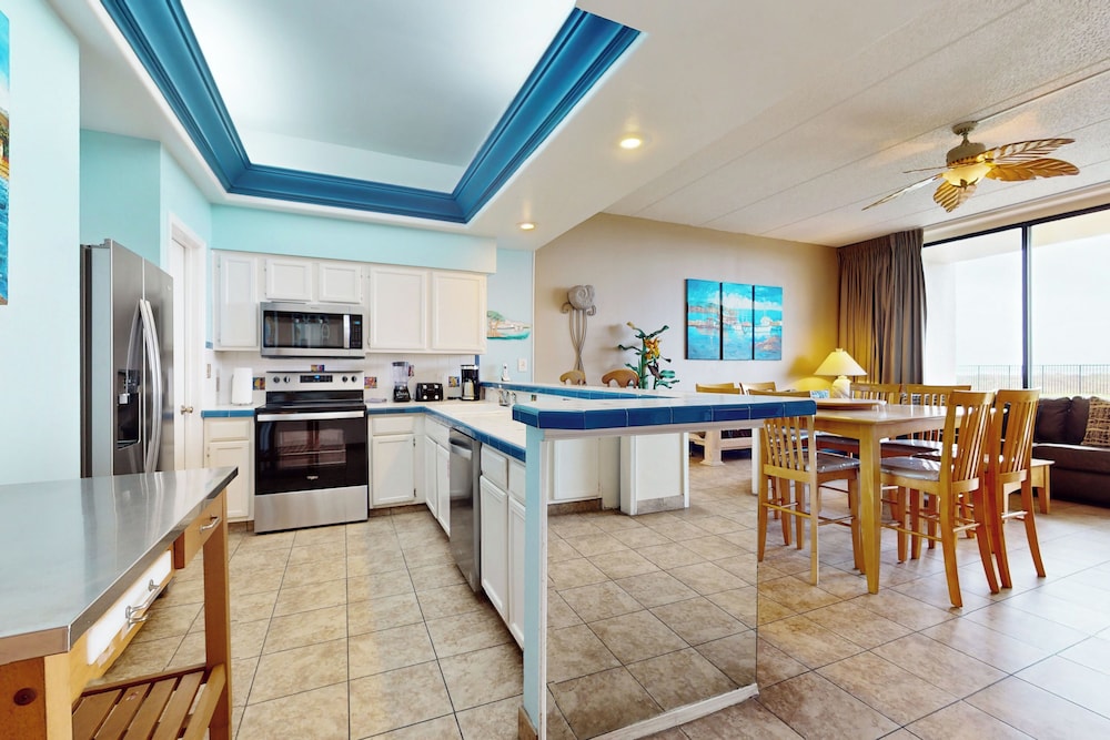 Gulf-view 3BR w/ Patio, Pools, Hot Tubs & Sauna