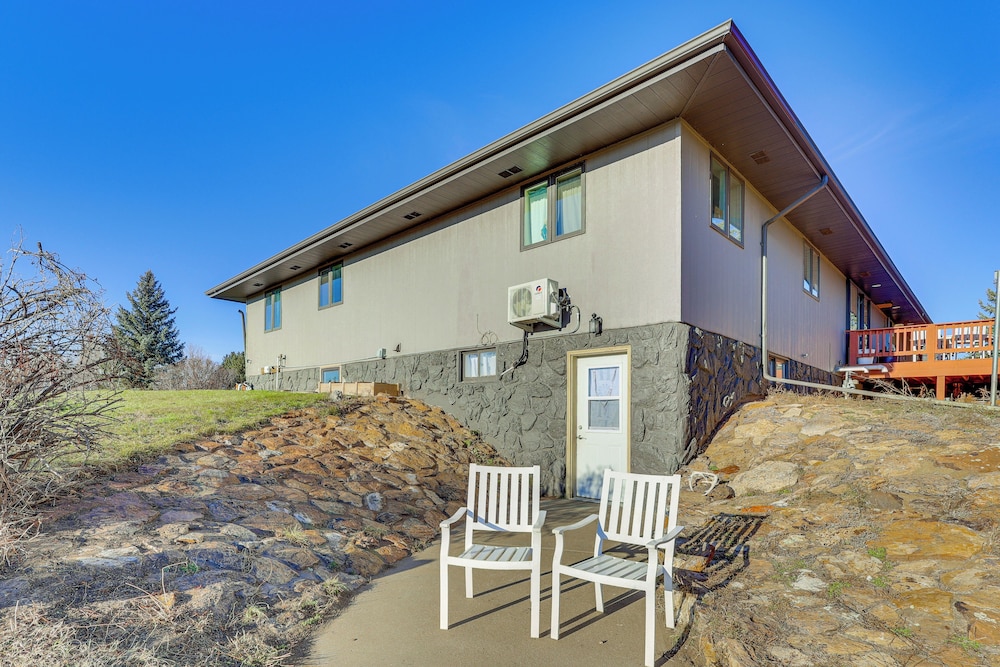 3 Acres of Serenity! Countryside Home in Dickinson