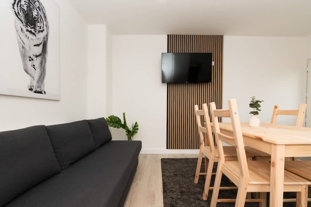 4 Bedrooms-2bath-free Parking