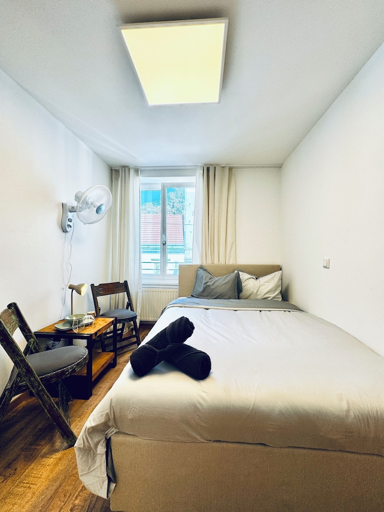 Comfortable Room Near Kaufpark Alterlaa