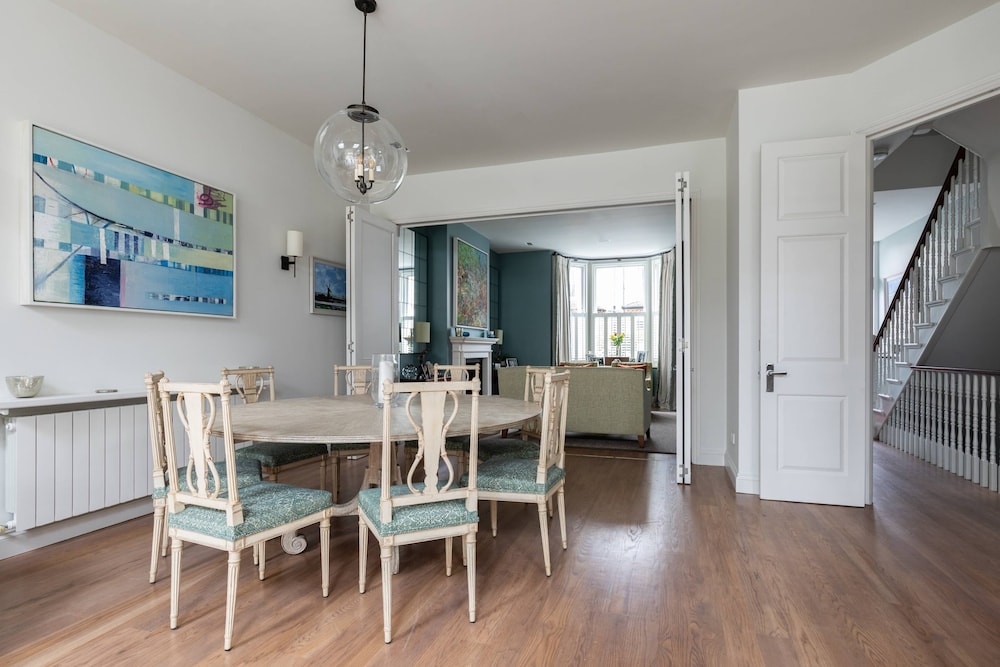 Granard Road by Onefinestay