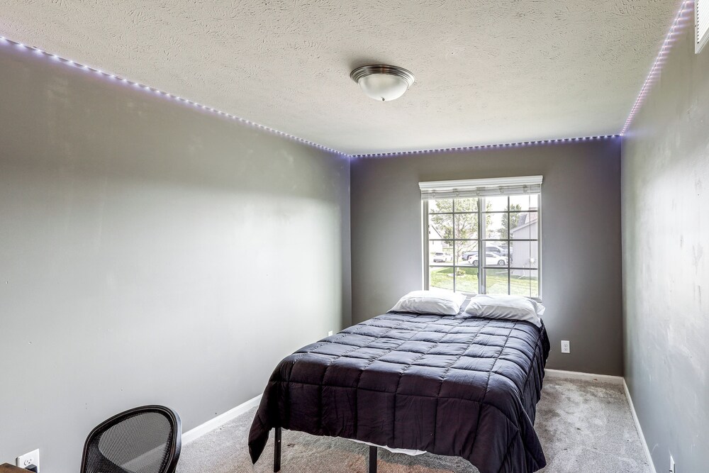 4 Mi to Offutt AFB - Family Home in Omaha Suburbs!