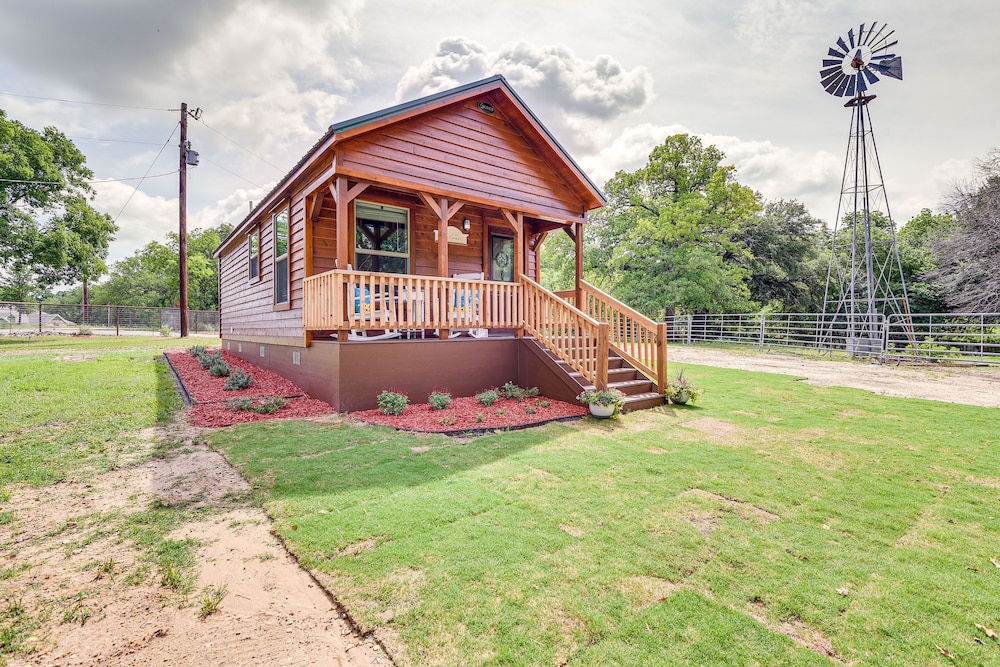 Rustic Texas Getaway w/ Grill on 30 Acres