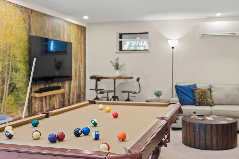 Waterside Haven by Avantstay Lakefront Hot Tub Game Room Fire Pit