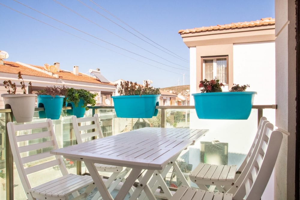 Vibrant and Central Flat Near Sea in Cesme view 4