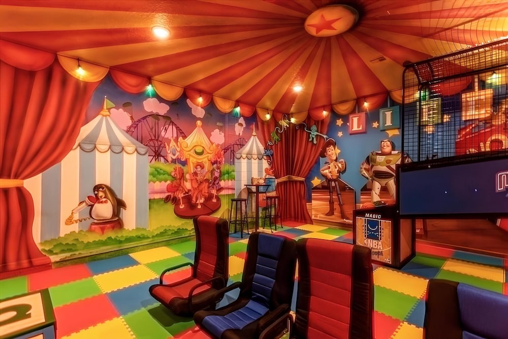 Luxury Themed Villa With Pool Near Disney & Attractions