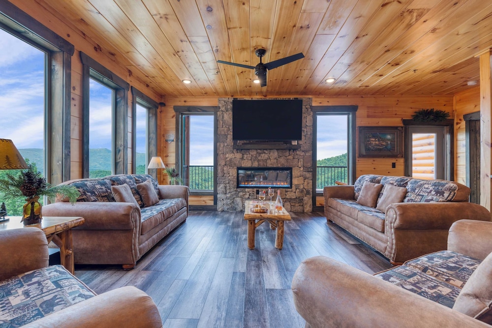 2 Homes Firefly Trail Way by Avantstay Sleeps 28, Indoor Pool + Hot Tub + Movie Theater & Game Room