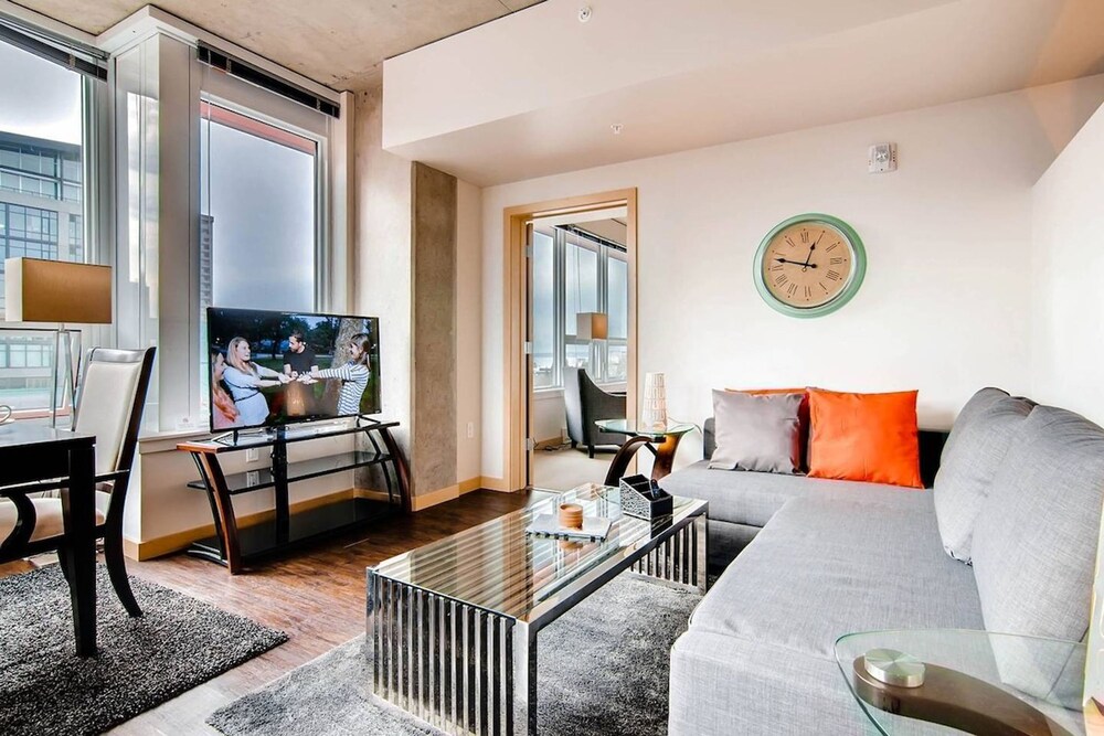 1 Location 2BR Across From Space Needle -vr1