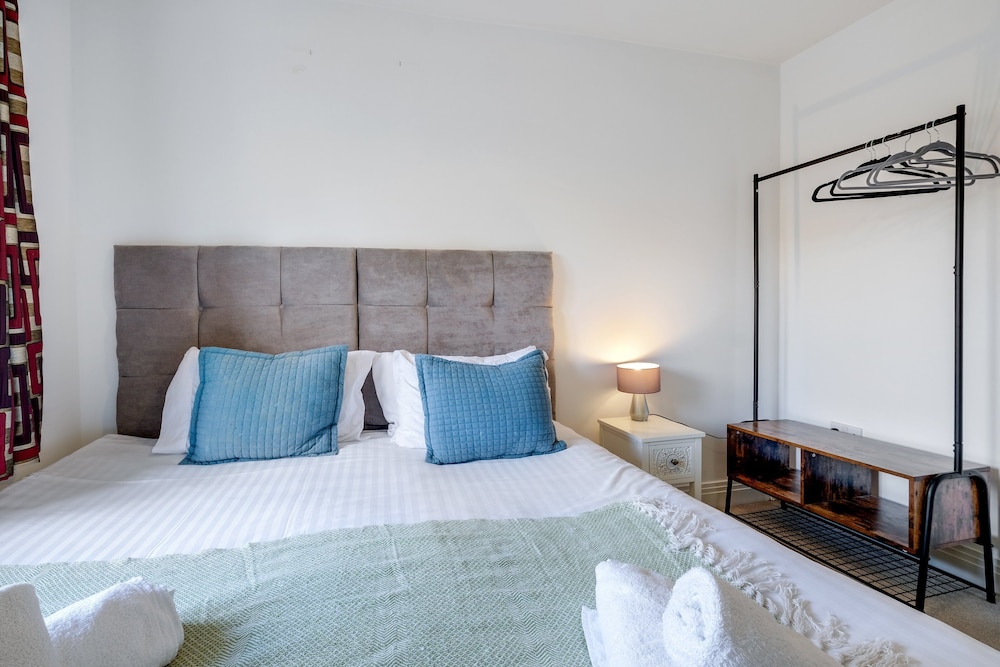 Foxherne 6 Bed & 3 Bath Serviced Hse -20