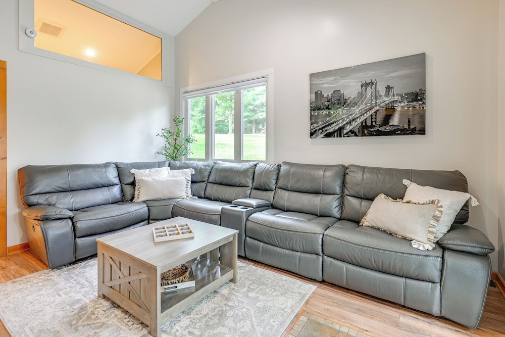 Private Hot Tub, Deck! Group Getaway in Friendship