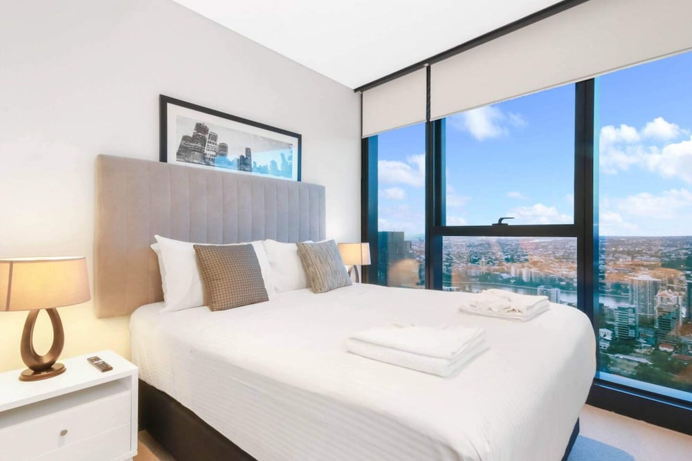Luxury 1 Bedroom Retreat in Brisbane City With Pool and gym view 2