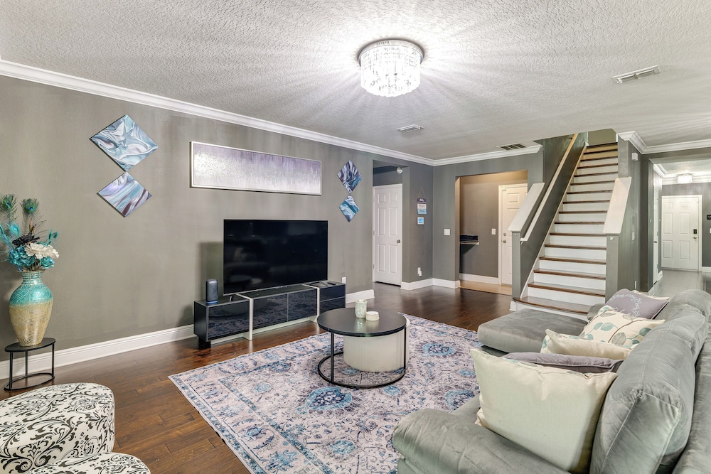 Sleek Family Home Near Orlando Theme Parks