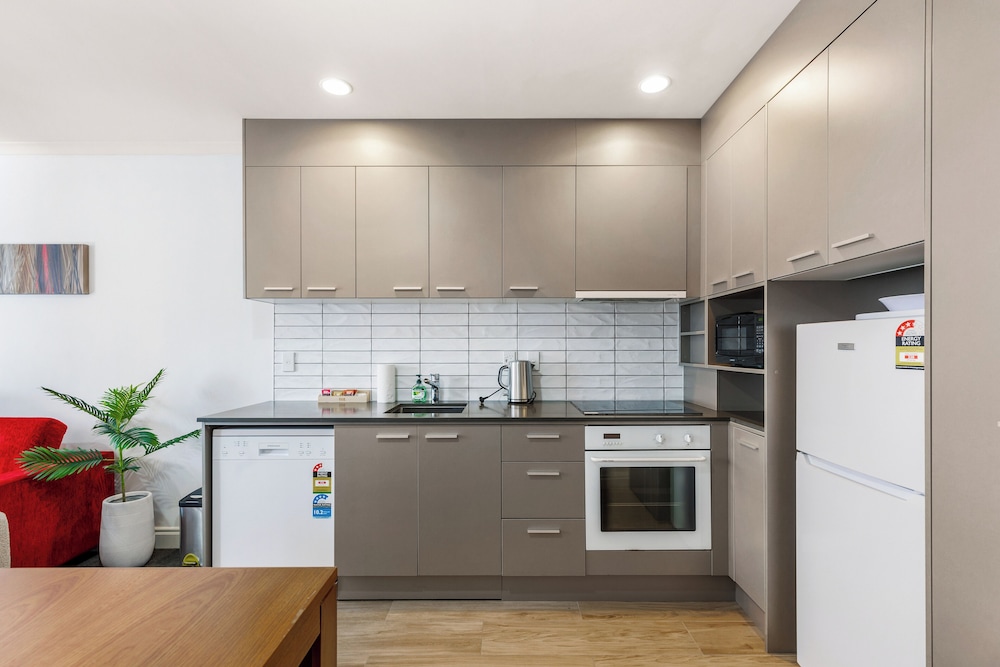 City Getaway 1BR Apt w Pool & Gym I Zodiak Stays