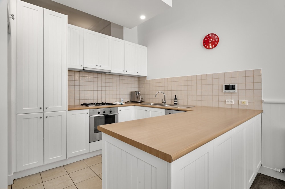 Classic 1-bed City Stay Near Eateries and Laneways